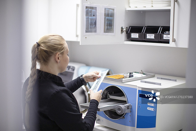 牙科助手清洁消毒牙科器械图片素材