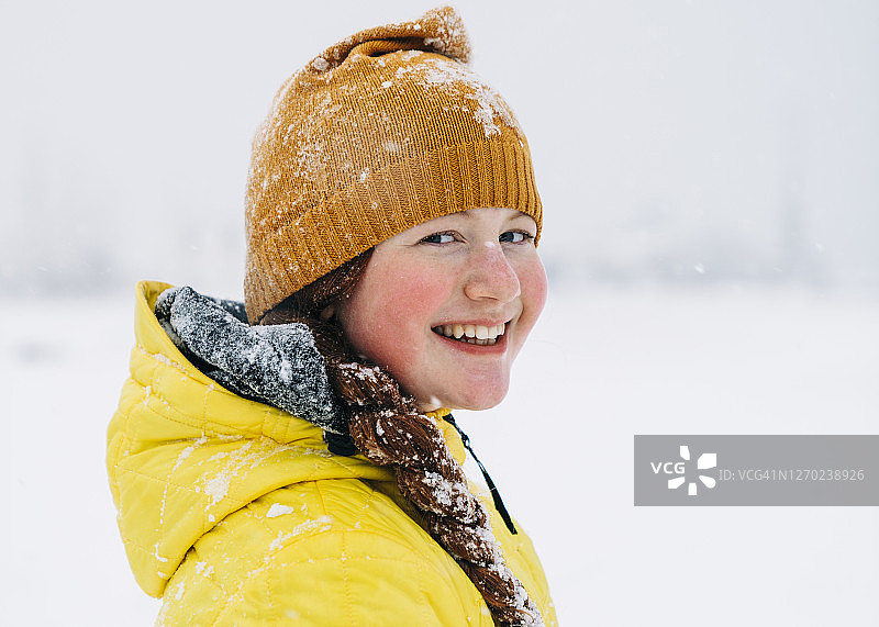 女孩在户外享受下雪的冬日图片素材