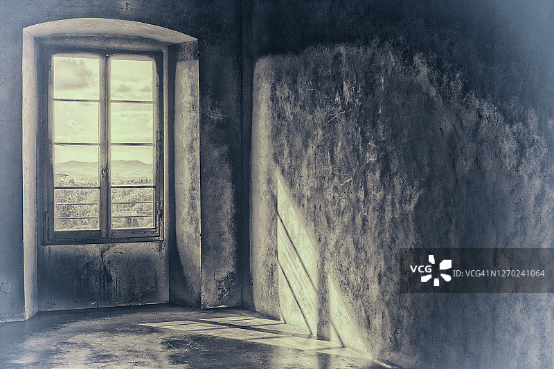 农舍里光线透过窗户的房间图片素材