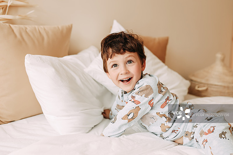 在床上欢笑玩耍的快乐儿童图片素材