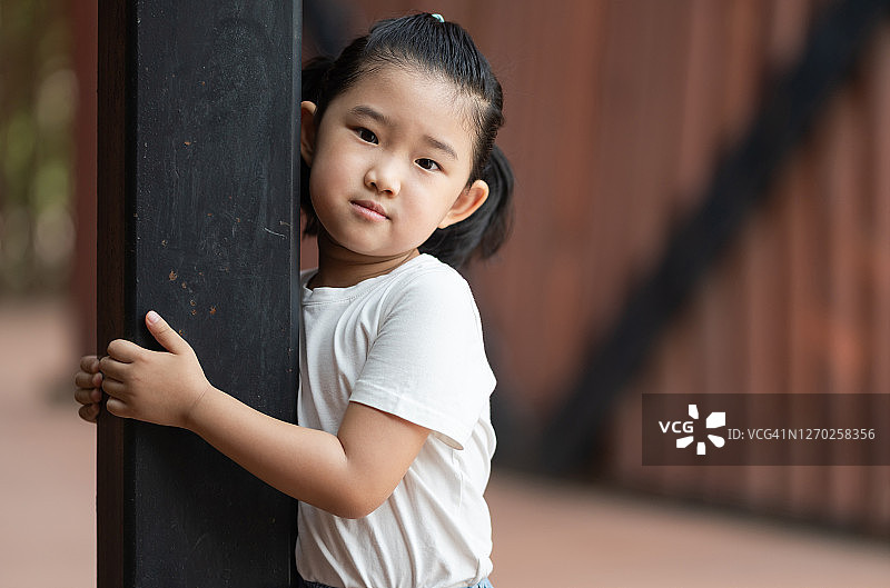 发呆的小女孩图片素材