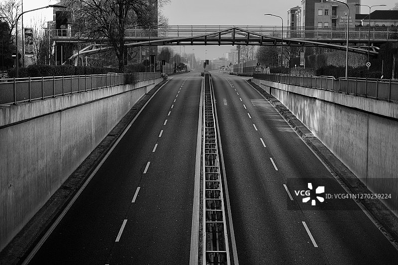 米兰交通管制期间空无一人的街道和隧道城市景象图片素材