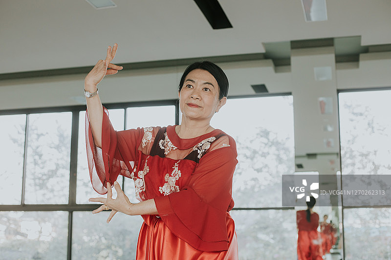 最喜欢的爱好活跃的妇女与泰国舞蹈风格-库存照片图片素材