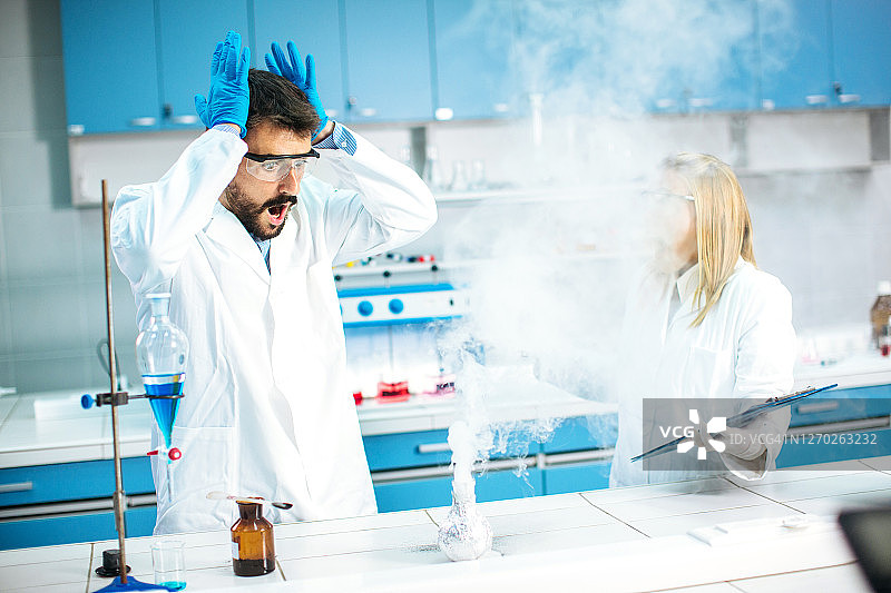 在实验室里研究问题的年轻科学家图片素材