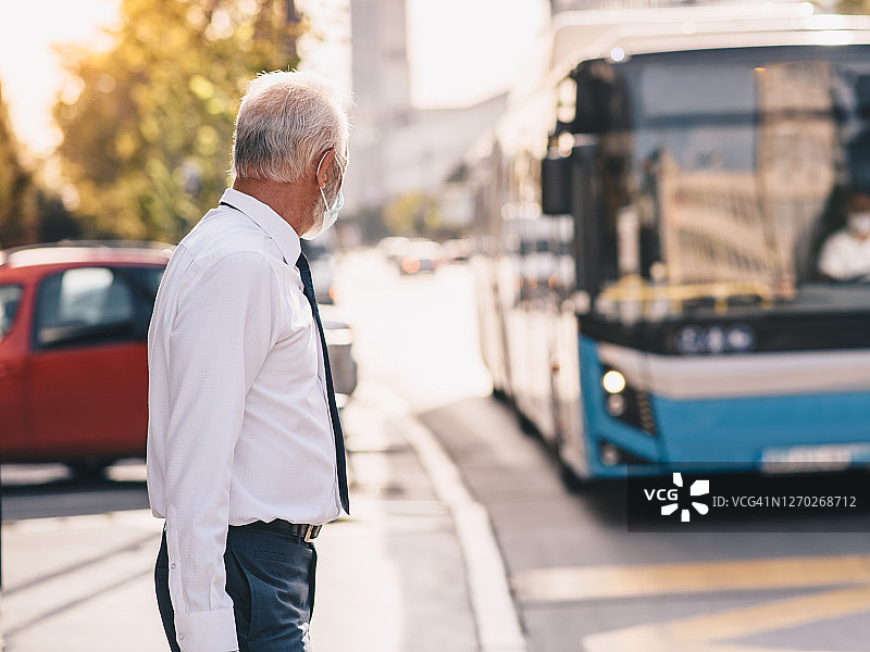 公交车来了图片素材