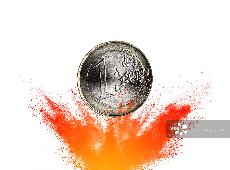 掉落并产生爆炸的欧元硬币，白色背景图片素材