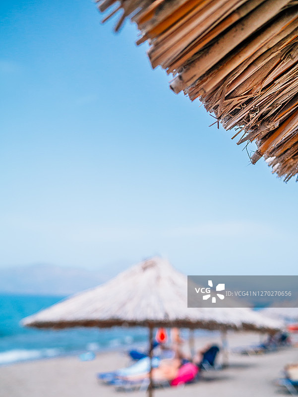 沙滩上的沙滩遮阳伞图片素材