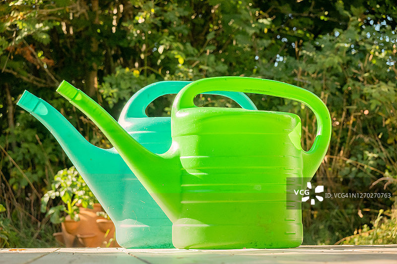 花园浇水壶图片素材