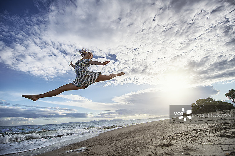 少女在海滩上跳舞图片素材