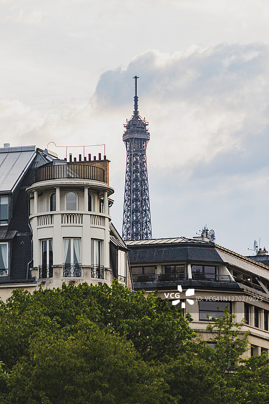 从奥赛码头街看到的埃菲尔铁塔日落图片素材