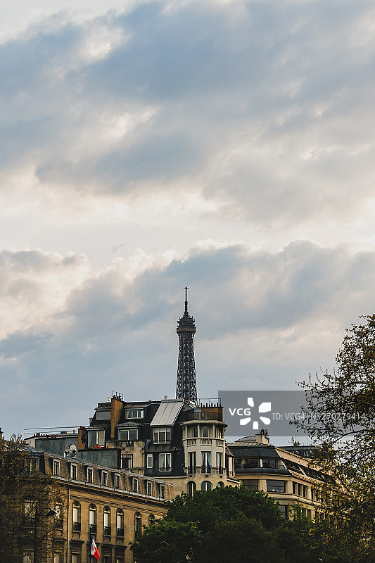 从奥赛码头街看到的埃菲尔铁塔日落图片素材