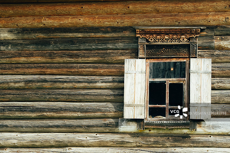 古老俄罗斯木屋的窗户元素图片素材