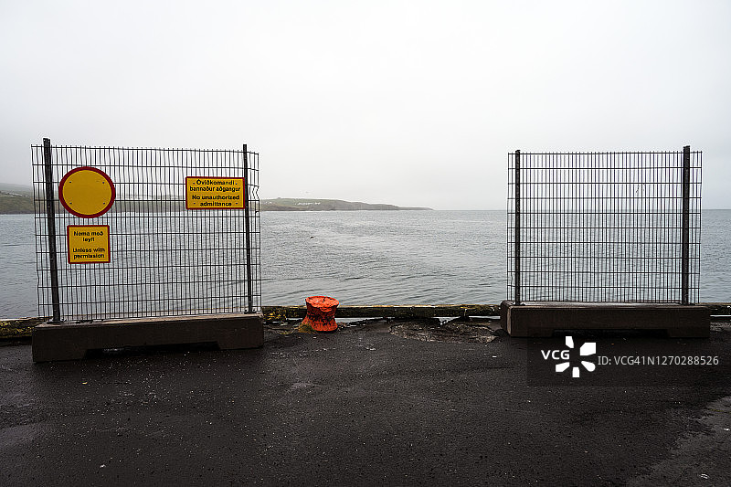胡萨维克海边围栏上的警告标志图片素材