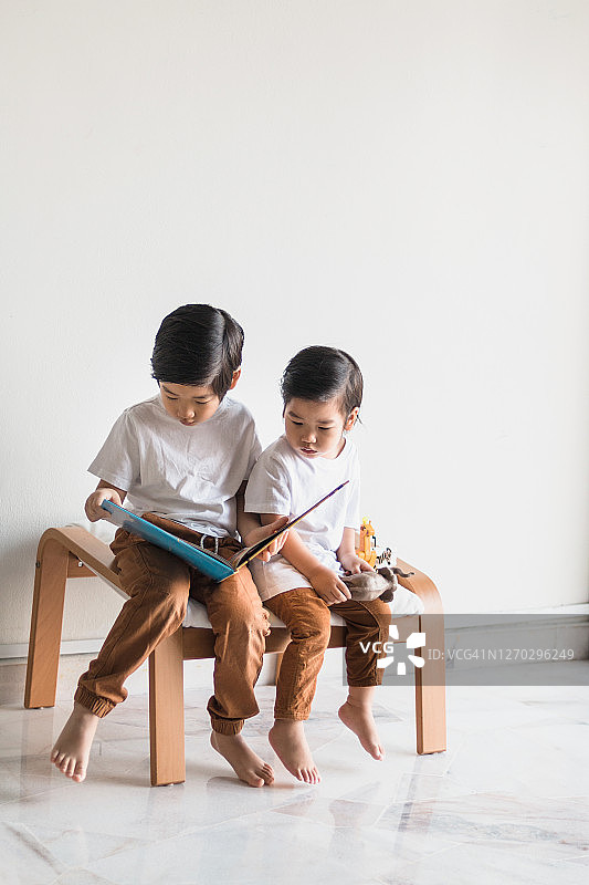 少年给弟弟读书图片素材