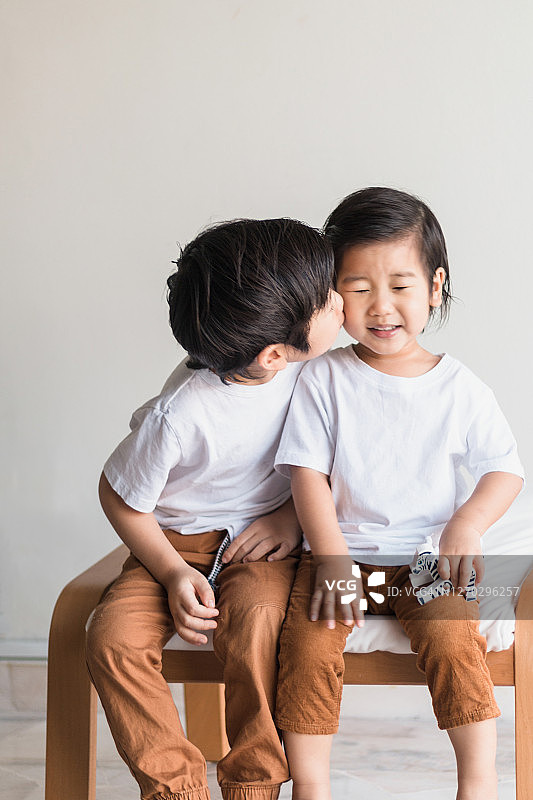 充满温情的兄弟图片素材