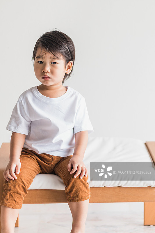 悲伤的小男孩肖像图片素材