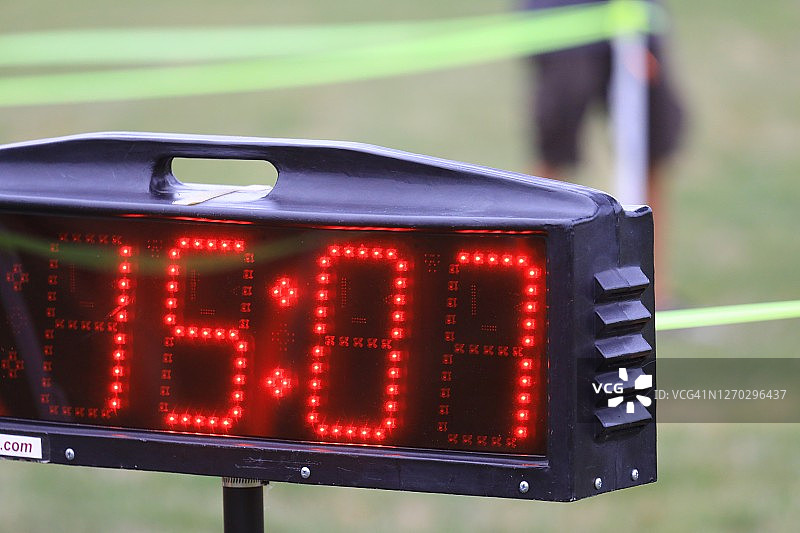 马拉松赛跑终点线时钟图片素材