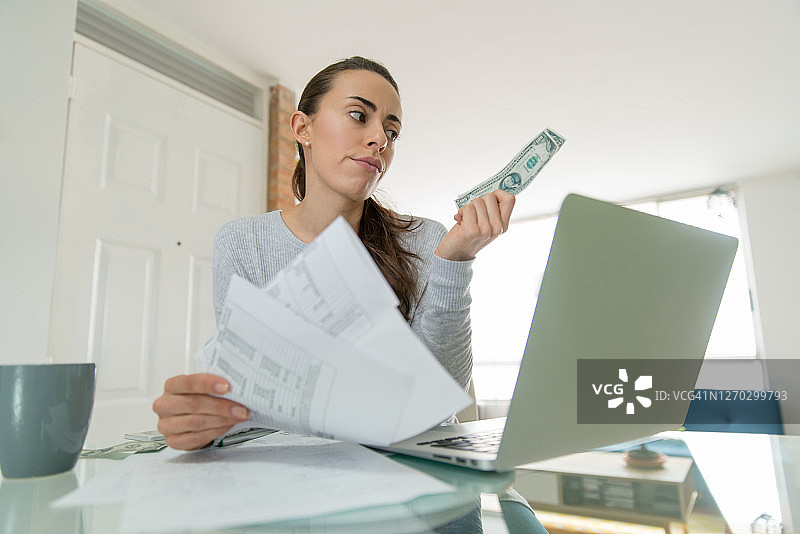 疫情期间，一名女子在家为理财和预算而苦恼图片素材