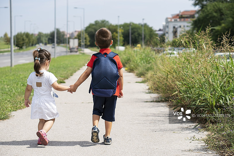 孙子孙女去幼儿园图片素材