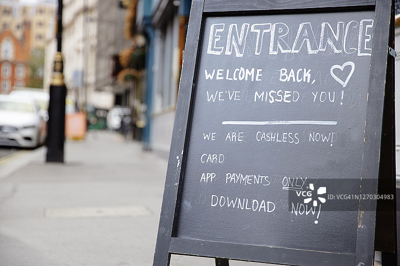 城市街道上的社交距离标志和告示图片素材