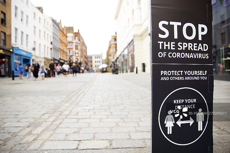 城市街道上的社交距离标志和告示图片素材