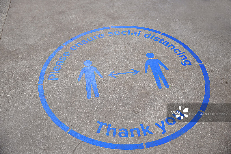 城市街道上的社交距离标志和告示图片素材