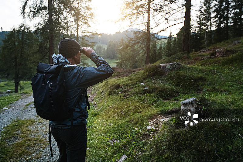 年长的护林员在夏季假期巡逻意大利多洛米蒂山脉的森林图片素材