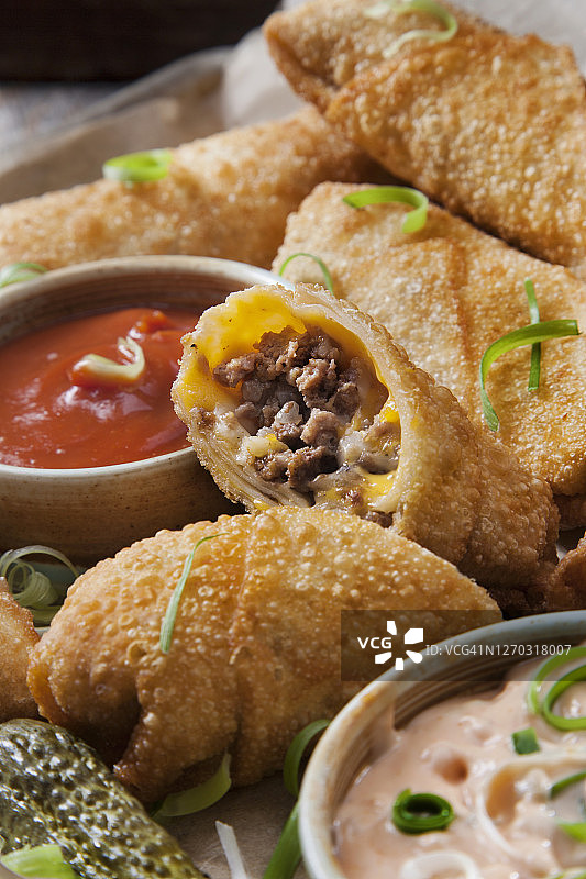 芝士汉堡蛋卷配番茄酱和香辣蛋黄酱图片素材