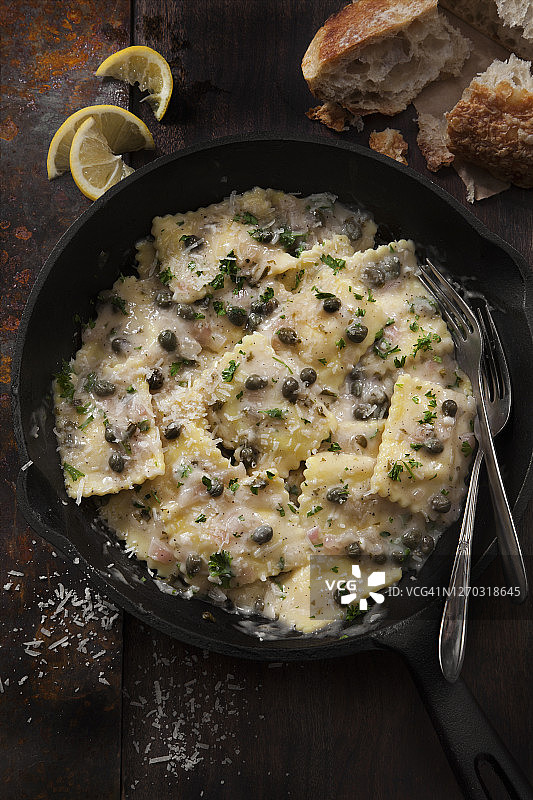 奶酪意大利饺配新鲜手工面包图片素材