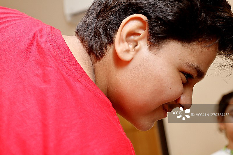 侧视图：微笑儿童的头像图片素材