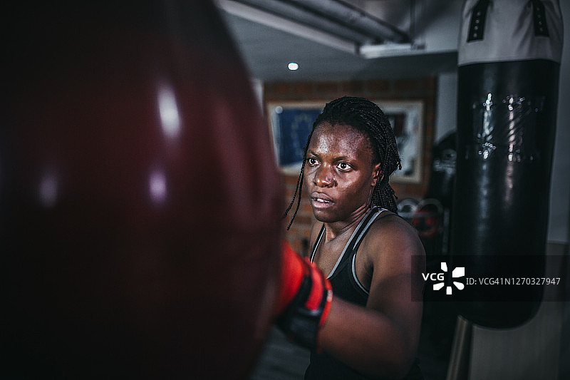 年轻女子进行格斗运动训练图片素材