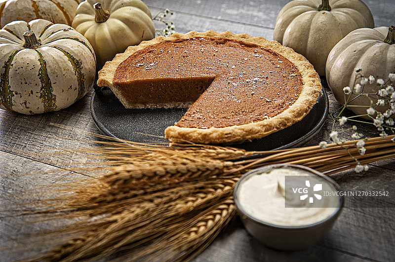 南瓜派、秋季白色南瓜和满天星鲜花木质背景图片素材