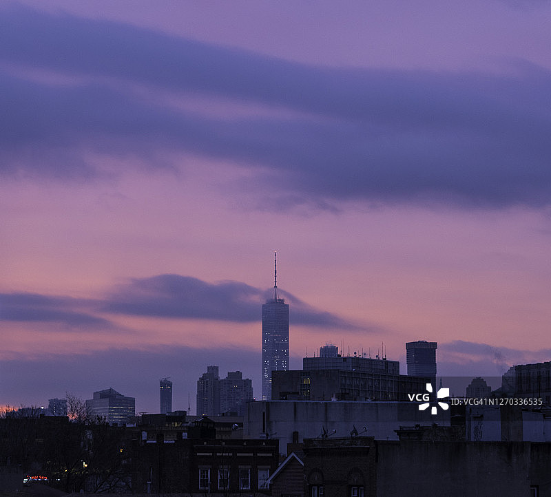 纽约市的紫色夜晚图片素材