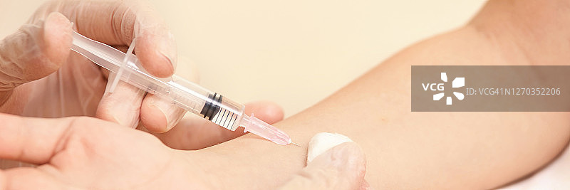 医生为小女孩注射疫苗，儿童免疫图片素材
