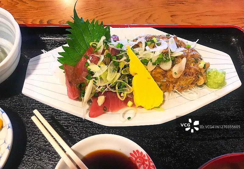 鰤鱼和竹荚鱼生鱼片定食图片素材