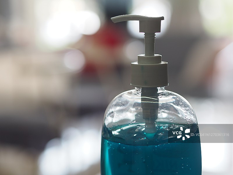 透明塑料瓶装酒精免洗洗手液，按压泵可清洁污垢，预防细菌，防止传染病、冠状病毒、新冠肺炎图片素材