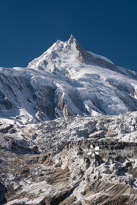 尼泊尔喜马拉雅山脉的世界第八高峰马纳斯鲁峰图片素材