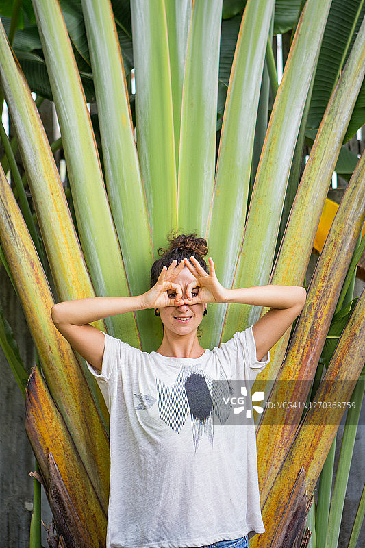 一个年轻女子的肖像。图片素材