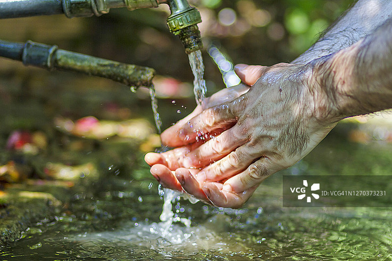 用天然水洗手图片素材