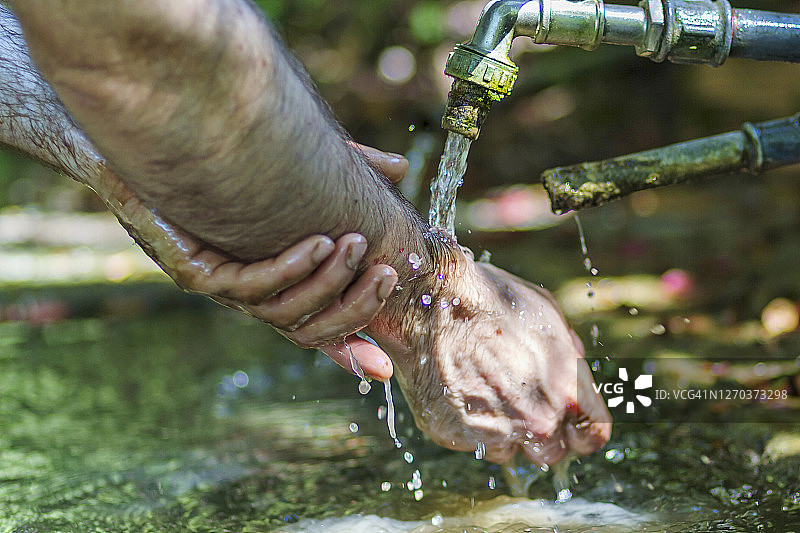 用天然水洗手图片素材