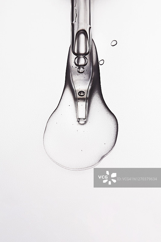 一组装有血清和油的移液器图片素材