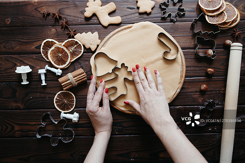 女人切割生姜饼面团饼干图片素材