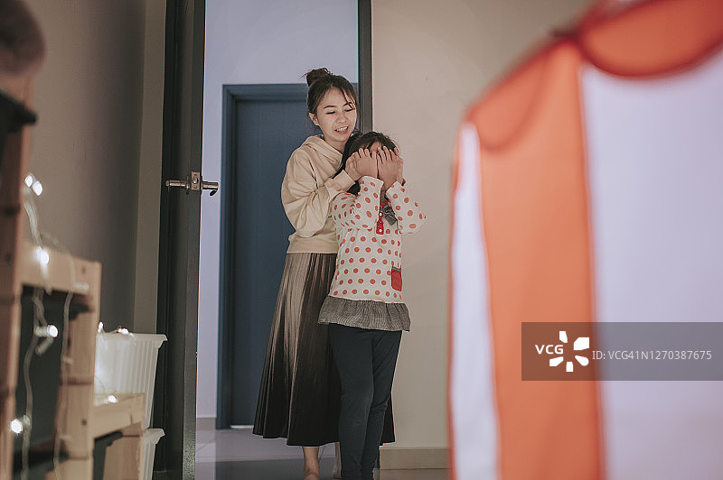 华人妈妈给女儿一个惊喜的卧室游戏室帐篷图片素材