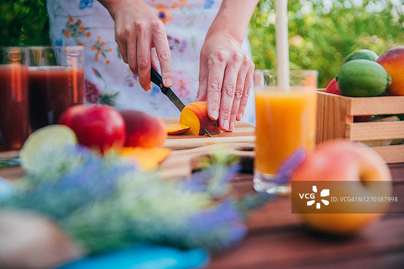 切新鲜的桃子当零食图片素材