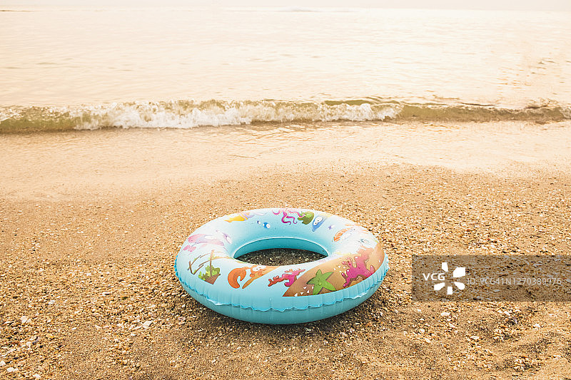 沙滩上蓝色充气游泳圈特写图片素材