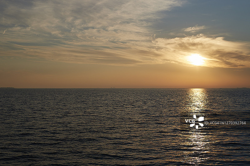 日落时分，大海的田园风光图片素材
