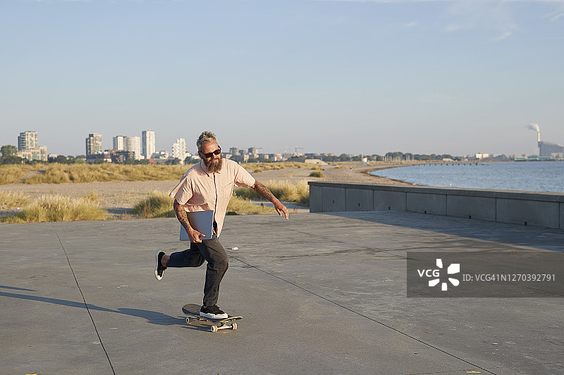 在人行道上玩滑板的上了年纪的潮人图片素材
