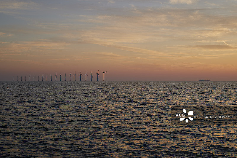 橙色天空映衬着大海的美景图片素材