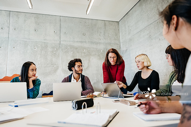 学生在研讨会上向导师请教技术问题图片素材