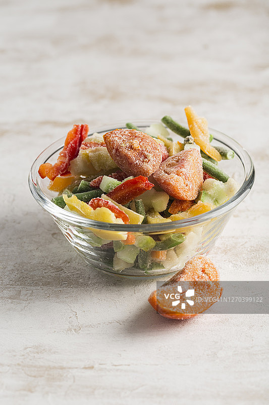 玻璃碗中的混合冷冻蔬菜：四季豆和花椰菜图片素材